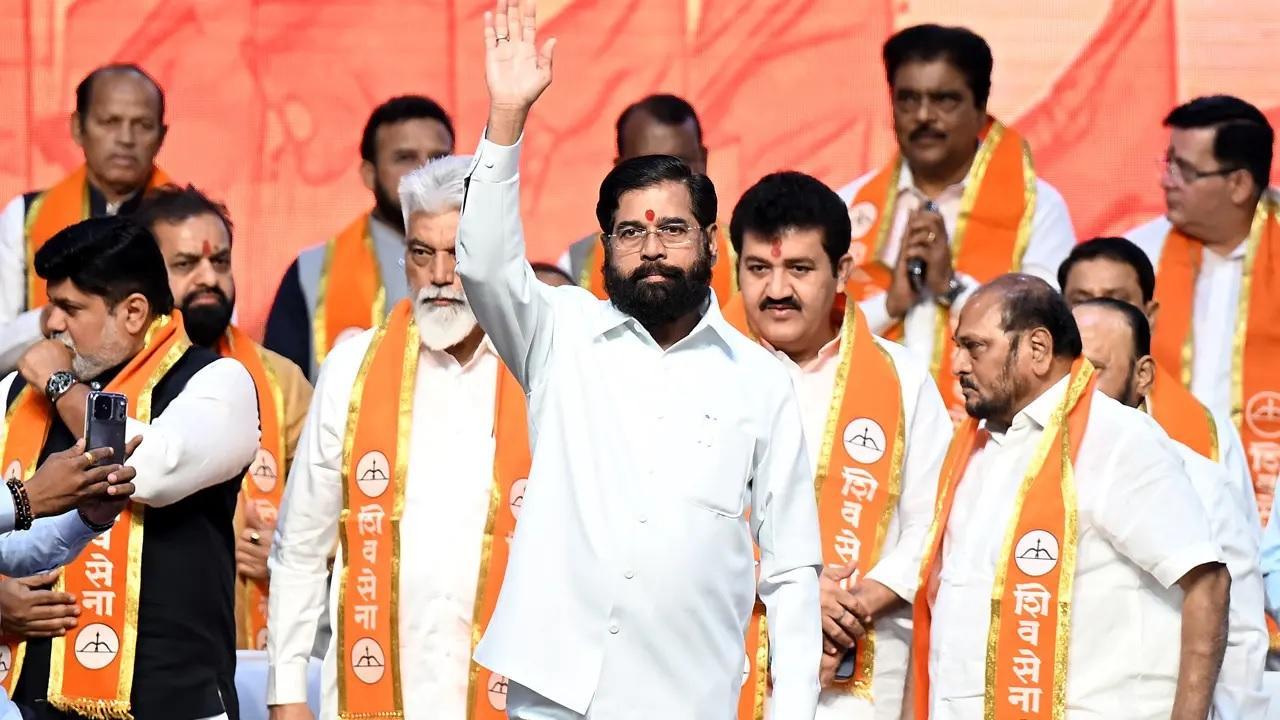 ગઈ કાલે ગોરેગામના નેસ્કો સેન્ટરમાં એકનાથ શિંદે (તસવીર : સતેજ શિંદે)
