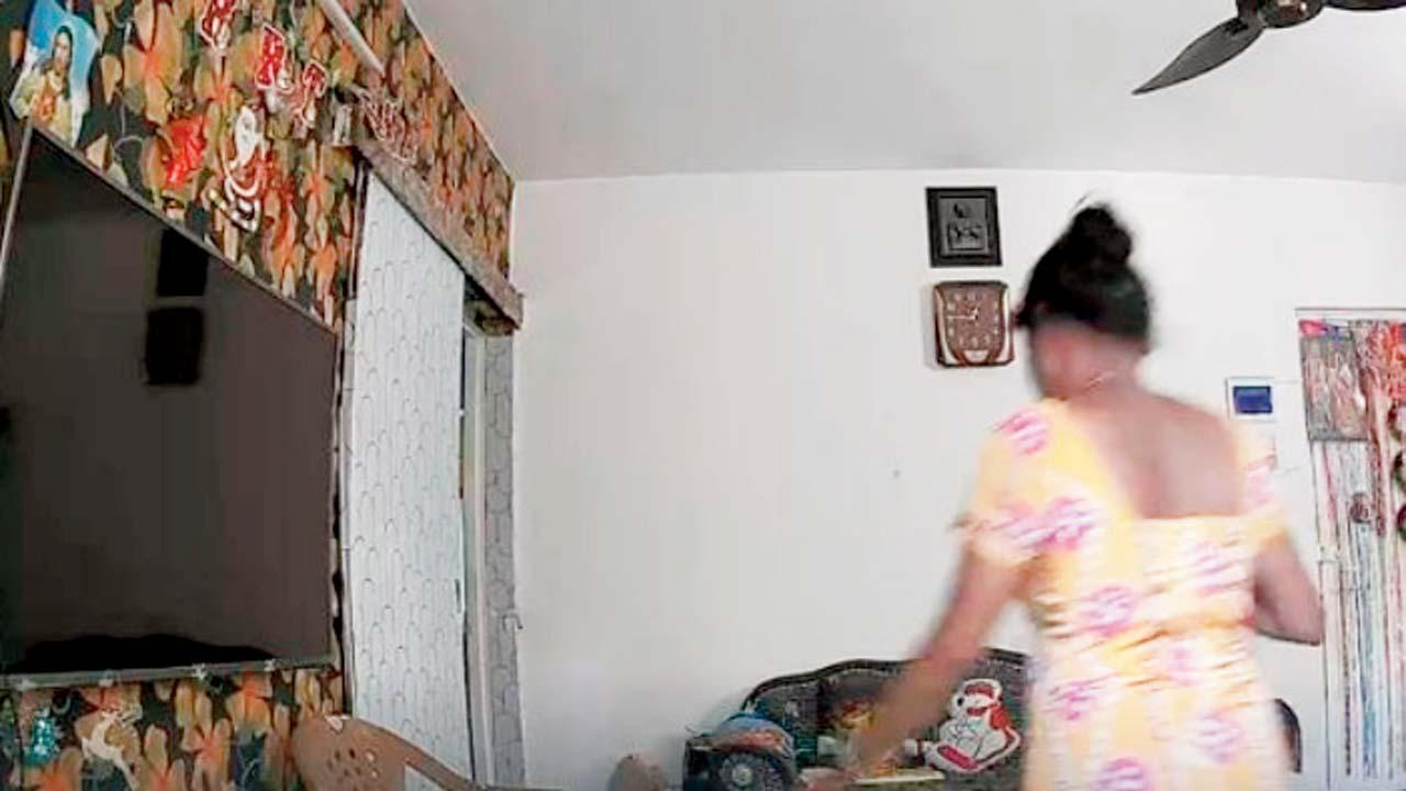 આરોપી મહિલા અભિનેત્રીના ઘરમાં ચોરી કરતી CCTV કૅમેરામાં કેદ થઈ ગઈ હતી.