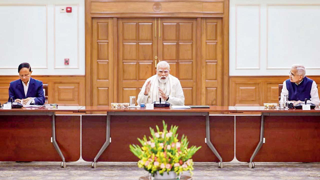 ગઈ કાલે દિલ્હીમાં પોતાના આર્થિક સલાહકારો સાથેની મીટિંગમાં નરેન્દ્ર મોદી.