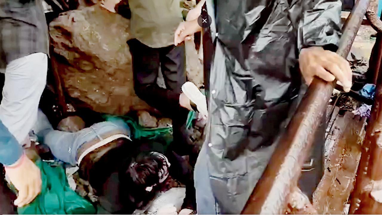 પથ્થરની નીચે દબાઈ ગયેલો ભક્ત