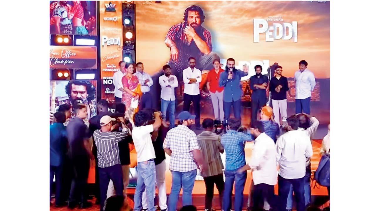 ફિલ્મની સક્સેસ-પાર્ટી યોજાઇ હતી તેનું દૃશ્ય