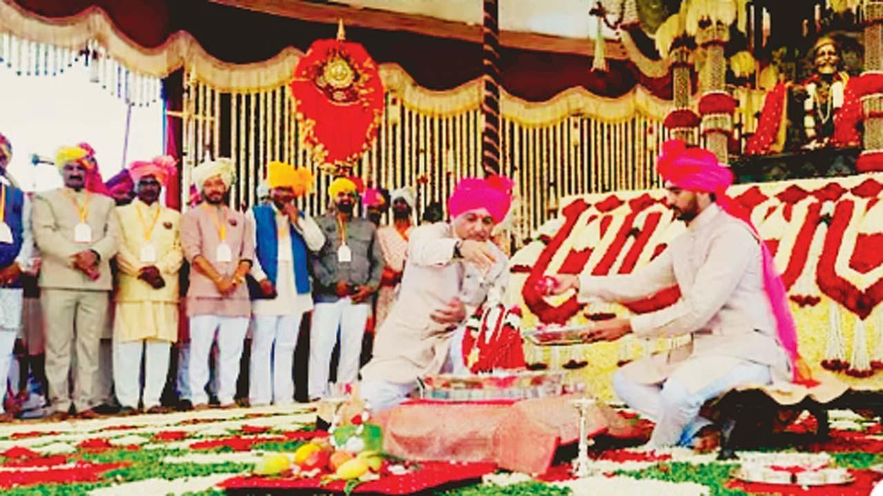 રાયગડ પર ગઈ કાલે છત્રપતિ શિવાજી મહારાજના રાજ્યાભિષેક દિન નિમિત્તે પૂજા કરી રહેલા સંભાજી રાજે છત્રપતિ.