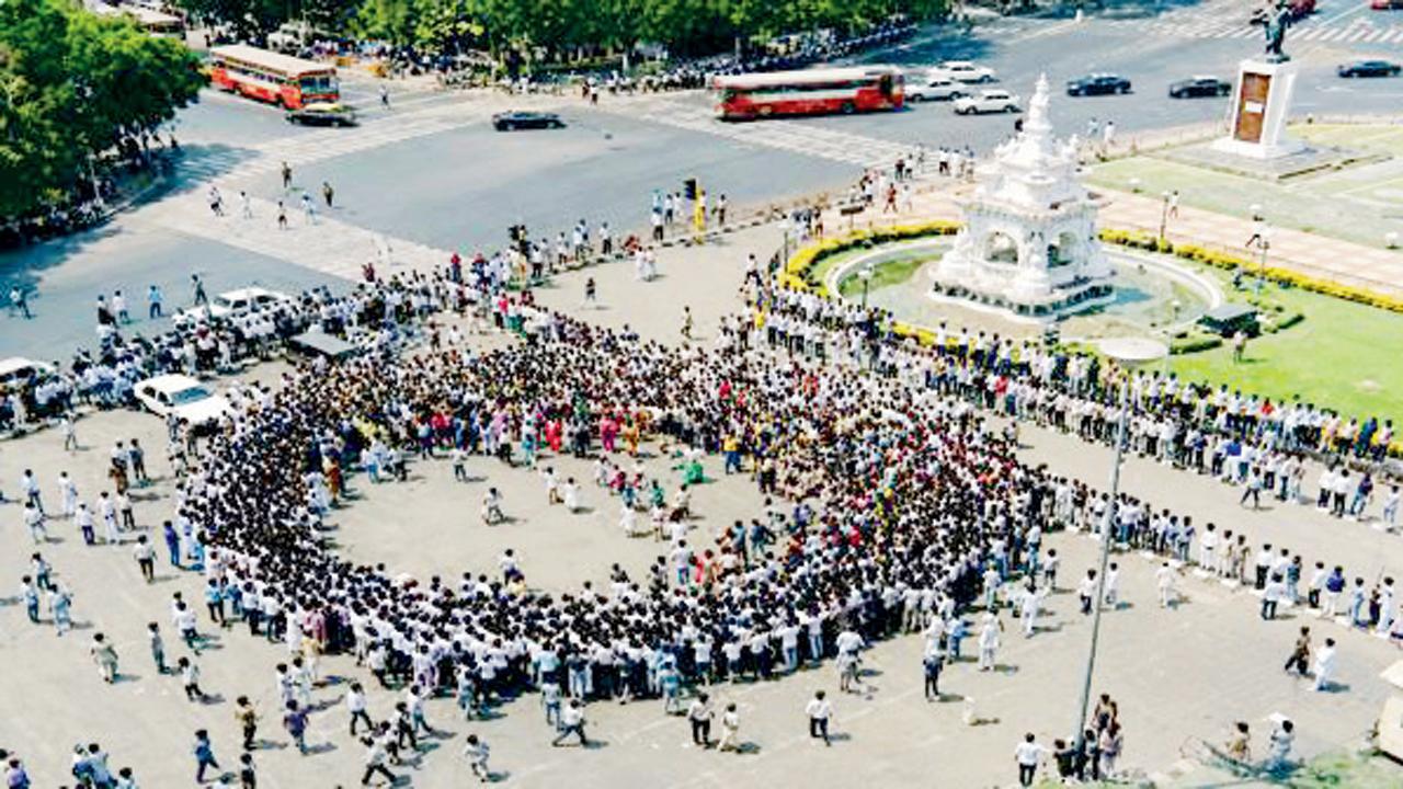રખવાલા :‘બોમ બોમ, બૉમ્બે મેરી હૈ.’