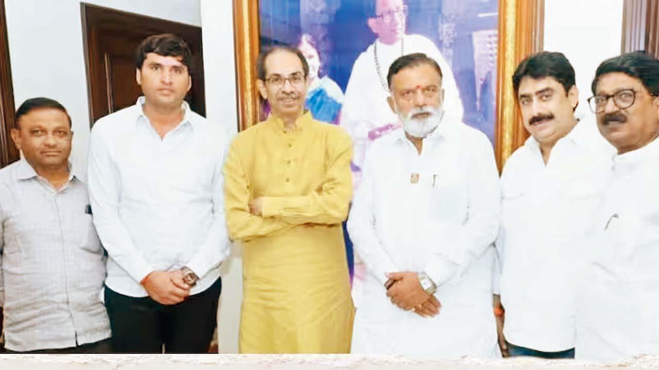 ઉદ્ધવ ઠાકરે અને તેમના પક્ષના સંસદસભ્યો.
