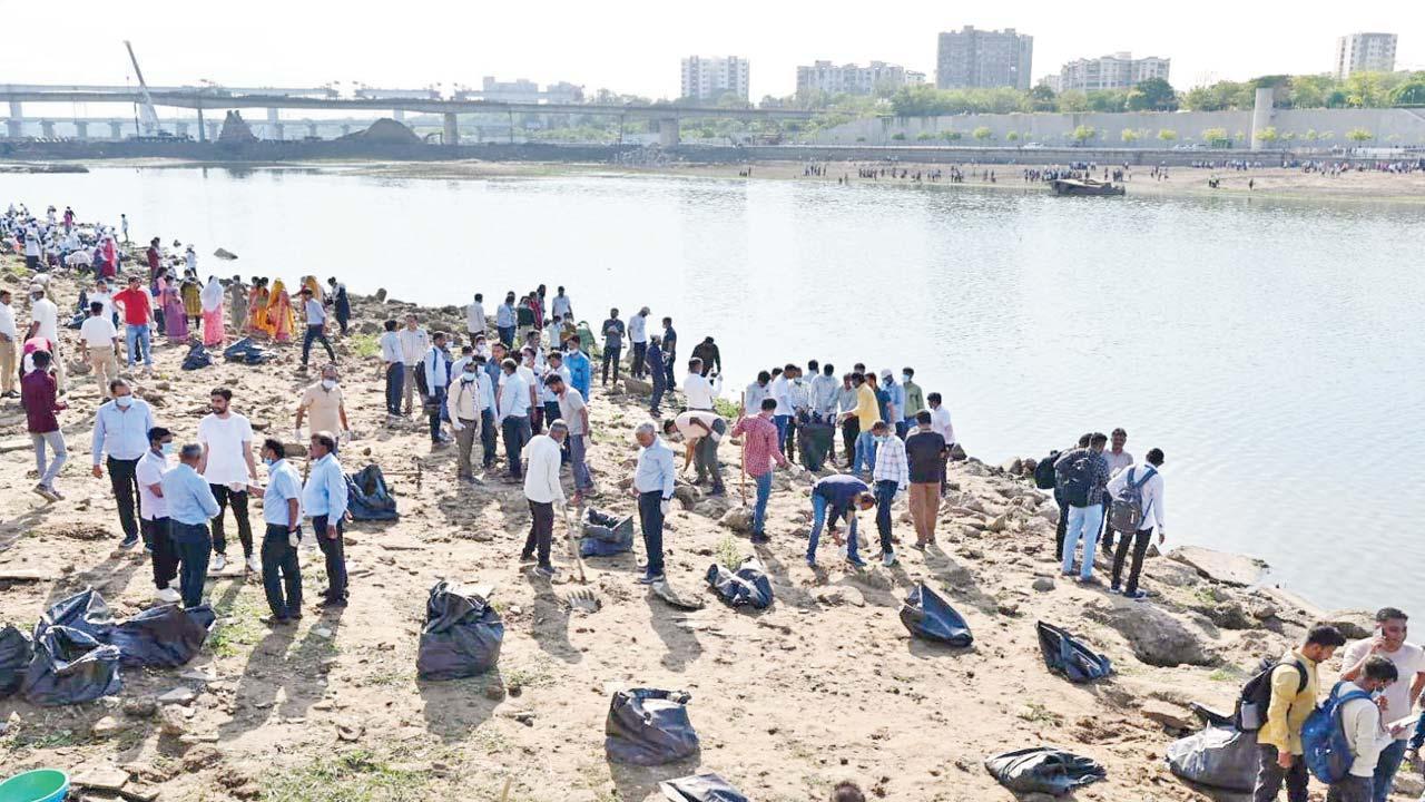 અમદાવાદમાંથી પસાર થતી સાબરમતી નદીની સફાઈ માટે લોકો ઊમટ્યા હતા.