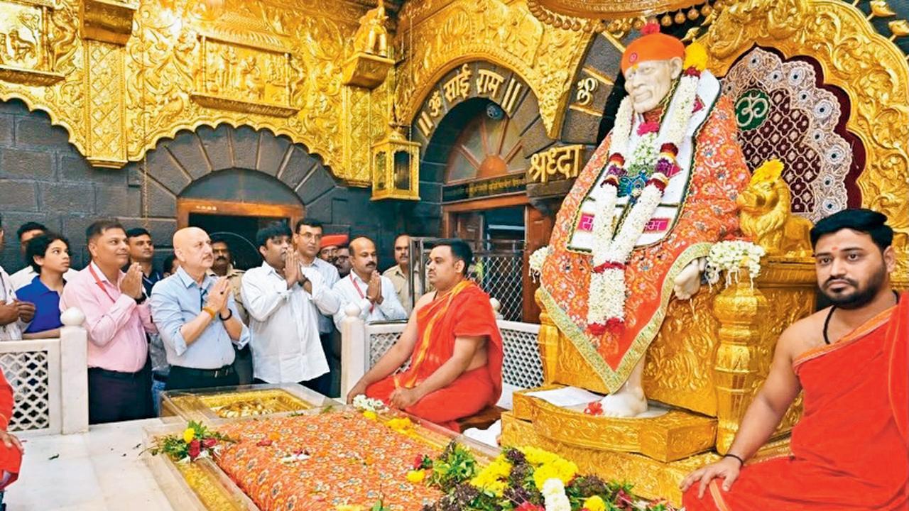શિર્ડીમાં સાંઈબાબાના દરબારમાં અનુપમ ખેર