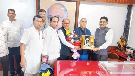 APMCના અધ્યક્ષપદનો પદભાર સંભાળનારા રાજ્યના માર્કેટિંગ અને પ્રોટોકૉલ મિનિસ્ટર જયકુમાર રાવલનું GROMAના પ્રેસિડન્ટ ભીમજી ભાનુશાલી, દાણાબજારના ભૂતપૂર્વ APMC ડિરેક્ટર નીલેશ વીરા અને અન્યોએ ફૂલોનો ગુલદસ્તો આપીને સ્વાગત કર્યું હતું.