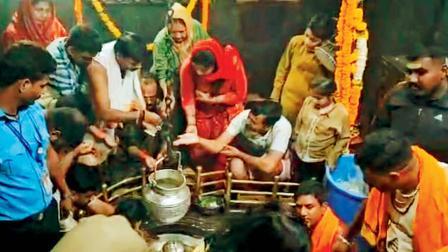 પાંચ મહિના પછી ભાવિકો માટે ભીમાશંકરનાં દર્શન ખૂલતાં ભક્તોએ બહુ રાજીખુશીથી દેવાધિદેવ મહાદેવનાં દર્શન કર્યાં હતાં અને જળ, દૂધ, બીલીપત્ર ચડાવીને ભાવથી પૂજા કરી હતી. 