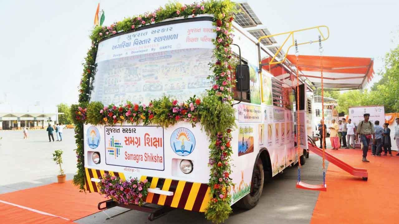 બાળકોને શિક્ષણ આપવા બસને રણશાળામાં ફેરવી જેમાં બસની બહાર હીંચકો અને લપસણી દેખાય છે.