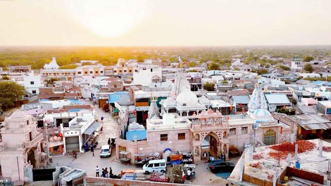ચોમેર ધાર્મિક સ્થળોથી ઘેરાયેલું ઢીમાનું શામળિયા કૃષ્ણનું મંદિર. મંદિર પરિસરમાં જ મહાદેવજી, ગણપતિ બાપા, લક્ષ્મીજી, હનુમાજી, વારાહી માતા, ભૈરવનાથ દાદા અને ઋષિ માર્કન્ડેયની નાની-નાની દેરીઓ છે.