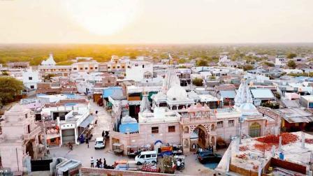 ચોમેર ધાર્મિક સ્થળોથી ઘેરાયેલું ઢીમાનું શામળિયા કૃષ્ણનું મંદિર. મંદિર પરિસરમાં જ મહાદેવજી, ગણપતિ બાપા, લક્ષ્મીજી, હનુમાજી, વારાહી માતા, ભૈરવનાથ દાદા અને ઋષિ માર્કન્ડેયની નાની-નાની દેરીઓ છે.