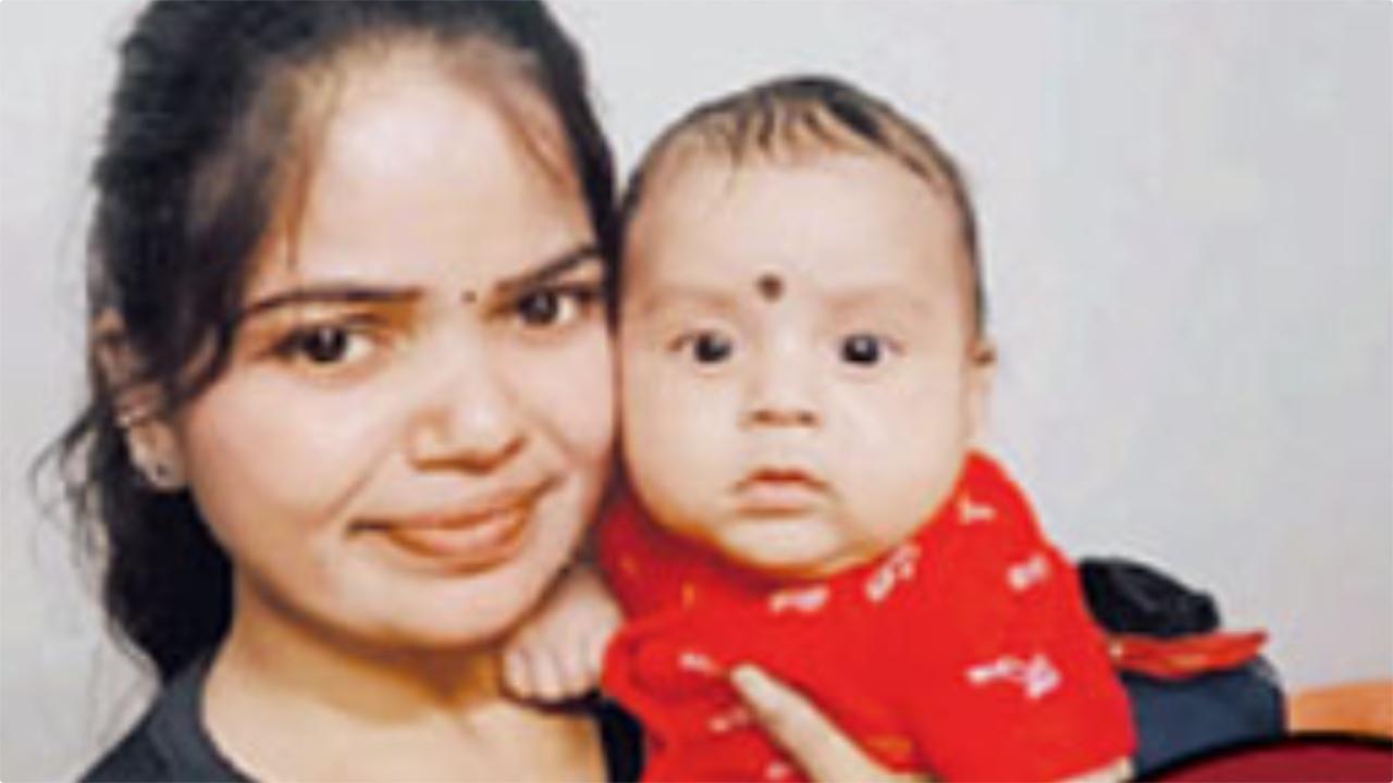 અર્ચના પાટીલ તેના પુત્ર શિવાંશ સાથે.