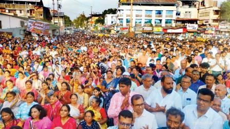 ગઈ કાલે દહાણુમાં યોજાયેલી સભામાં લોકો ઊમટ્યા હતા.