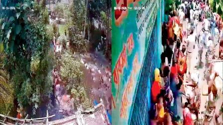 ઊમટી પડેલું ટોળું અને તળાવમાં કૂદેલા લોકો.