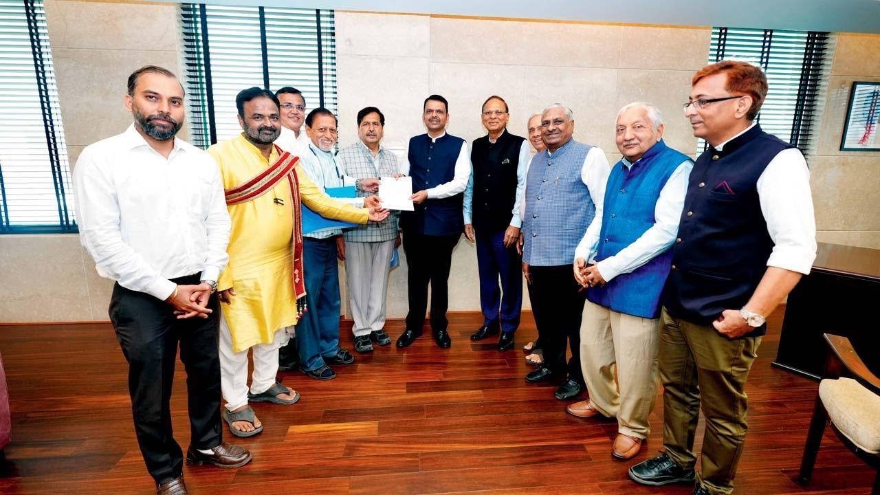 જૈનોના ચારેય ફિરકાના આગેવાનો મુખ્ય પ્રધાન દેવેન્દ્ર ફડણવીસને મંત્રાલયમાં ગઈ કાલે મળ્યા હતા અને વિવાદ વિશે રજૂઆત કરીને આવેદનપત્ર આપ્યું હતું.