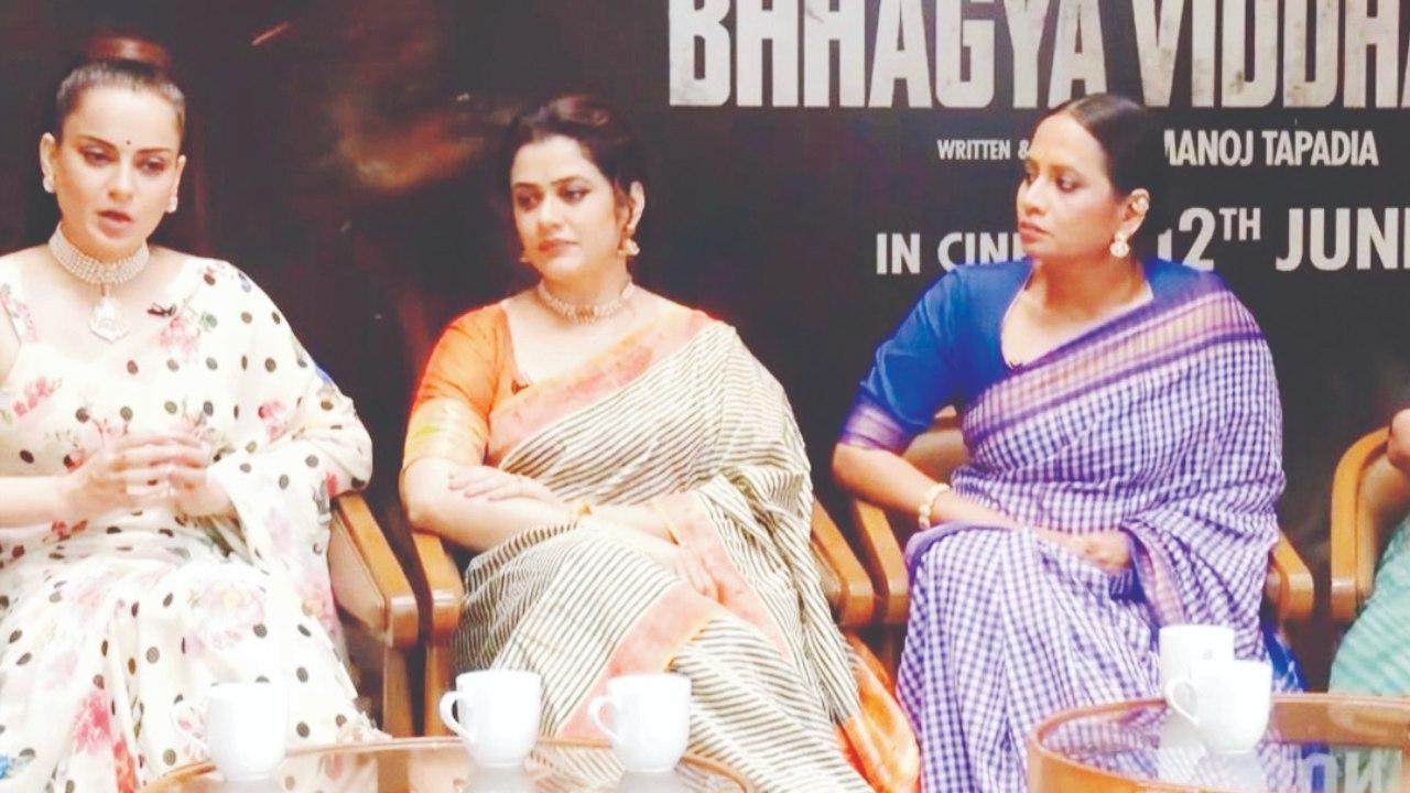 ભારત ભાગ્ય વિધાતાના પ્રમોશન માટેના કાર્યક્રમમાં (ડાબેથી) કંગના રનૌત, ગિરિજા ઓક, સ્મિતા તાંબે અને ઈશા ડે