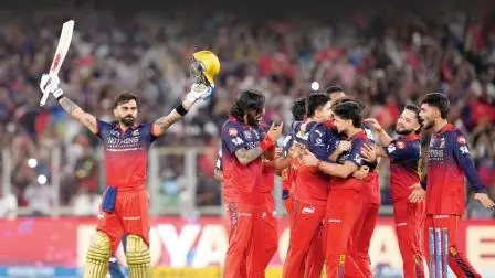 ગઈ કાલે વિનિંગ સિક્સ ફટકાર્યા પછી વિરાટ કોહલી.