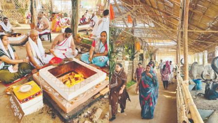 યજ્ઞમાં બેઠેલાં યુગલો. યજ્ઞમંડપ ફરતે ગાયો બાંધી છે જેની પ્રદક્ષિણા લોકો કરી રહ્યા છે.