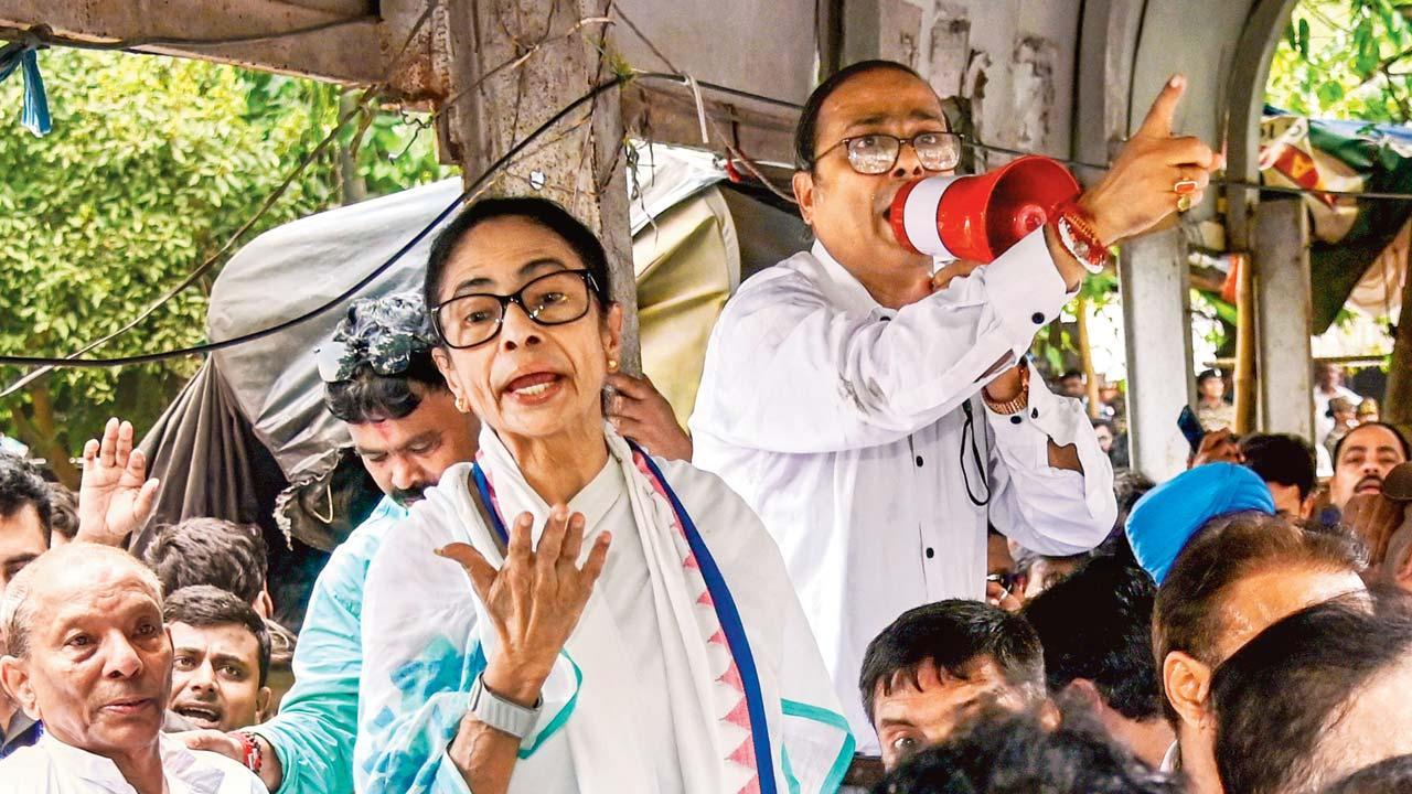 ગઈ કાલે ધરણાં પર બેઠેલાં મમતા બૅનરજી.