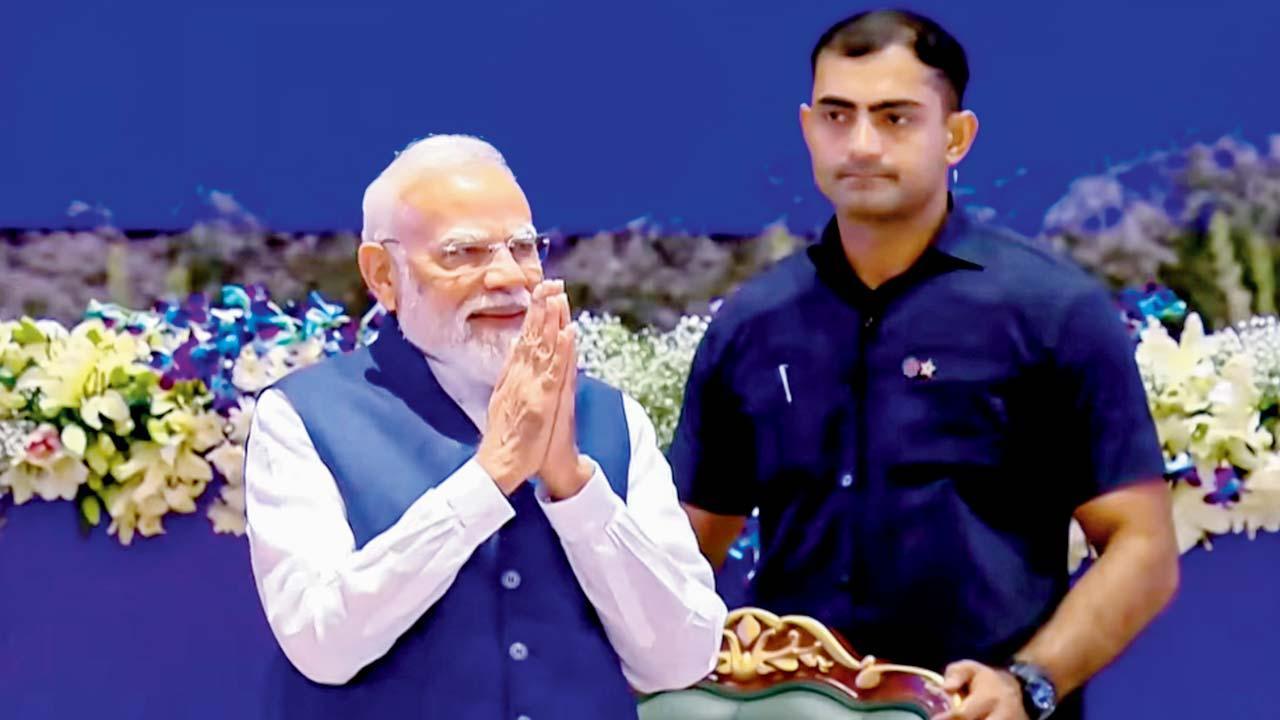 વડા પ્રધાનની ઐતિહાસિક ઉપલબ્ધિ પ્રસંગે NDAના તમામ સાથી પક્ષના નેતાઓ હાજર રહ્યા હતા અને નરેન્દ્ર મોદીએ તેમનું અભિવાદન ઝીલ્યું હતું.