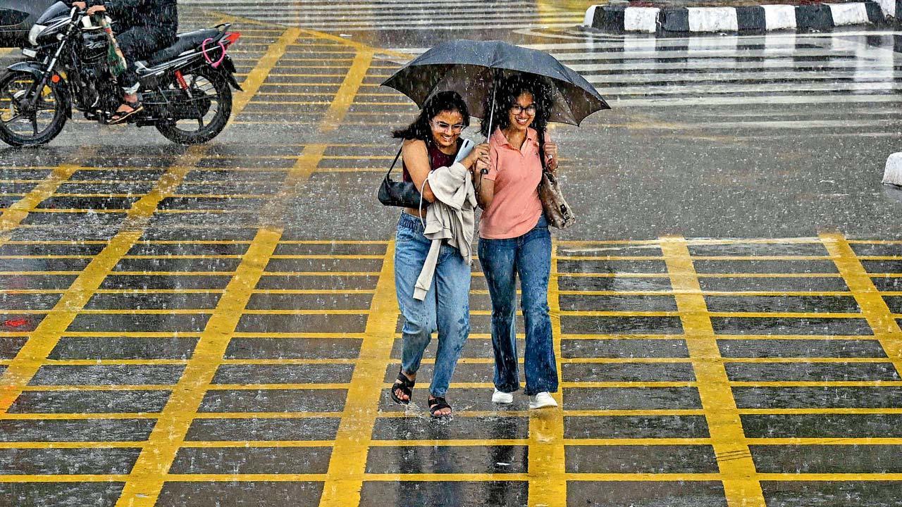 ગઈ કાલે યુવતીઓએ એક જ છત્રીમાં થોડુંક બચીને અને થોડુંક ભીંજાઈને પહેલા વરસાદની મજા માણી હતી.