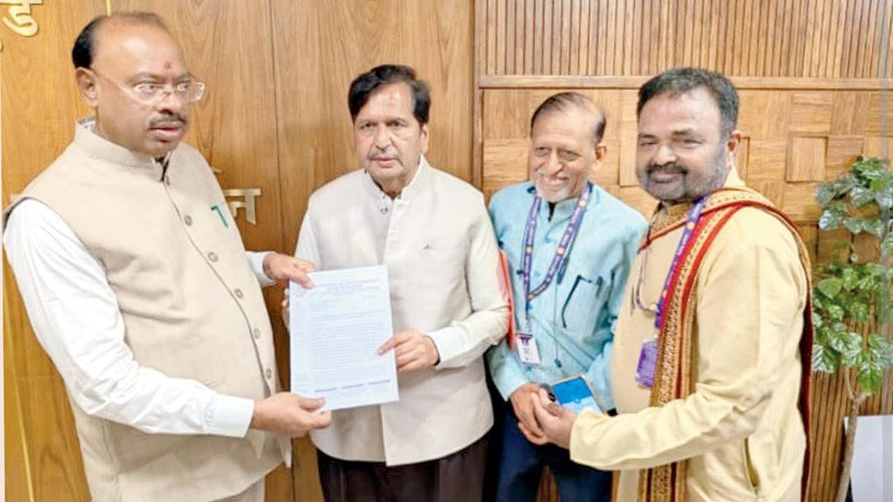મહારાષ્ટ્ર દેવસ્થાન ઇનામ નિર્મૂલન કાયદો રદ કરવા માટેનું આવેદનપત્ર રેવન્યુપ્રધાન ચંદ્રશેખર બાવનકુળેને સોંપી રહેલા કૅબિનેટપ્રધાન મંગલ પ્રભાત લોઢા તથા મુંબઈ જૈન સંઘ સંગઠન વતી નીતિન વોરા અને અતુલ શાહ.