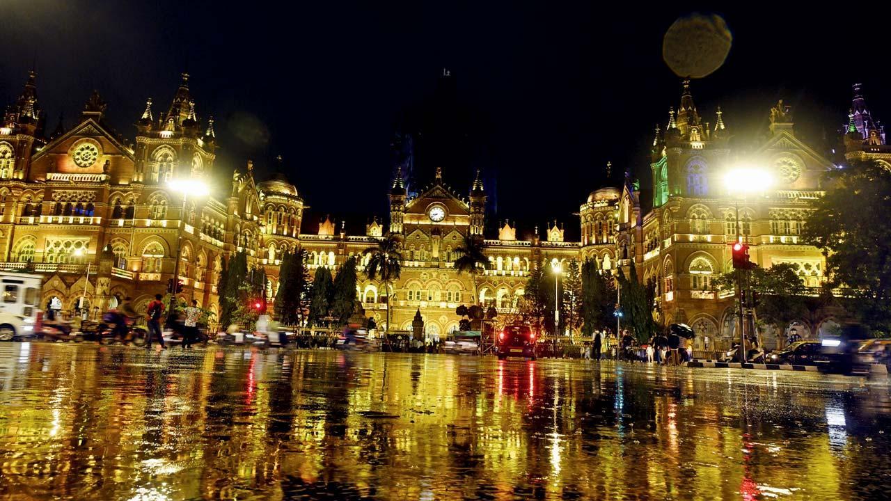 ગઈ કાલે છત્રપતિ શિવાજી મહારાજ ટર્મિનસની બહાર વરસાદથી ભીનો થયેલો રસ્તો . તસવીર : આશિષ રાજે