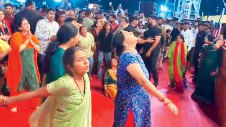 દિવ્ય દરબારમાં લોકો ધૂણવા લાગ્યા હતા