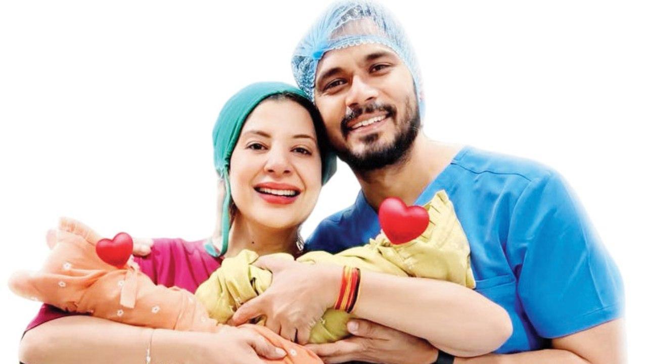 સંભાવના સેઠ અને તેના પતિ અવિનાશ