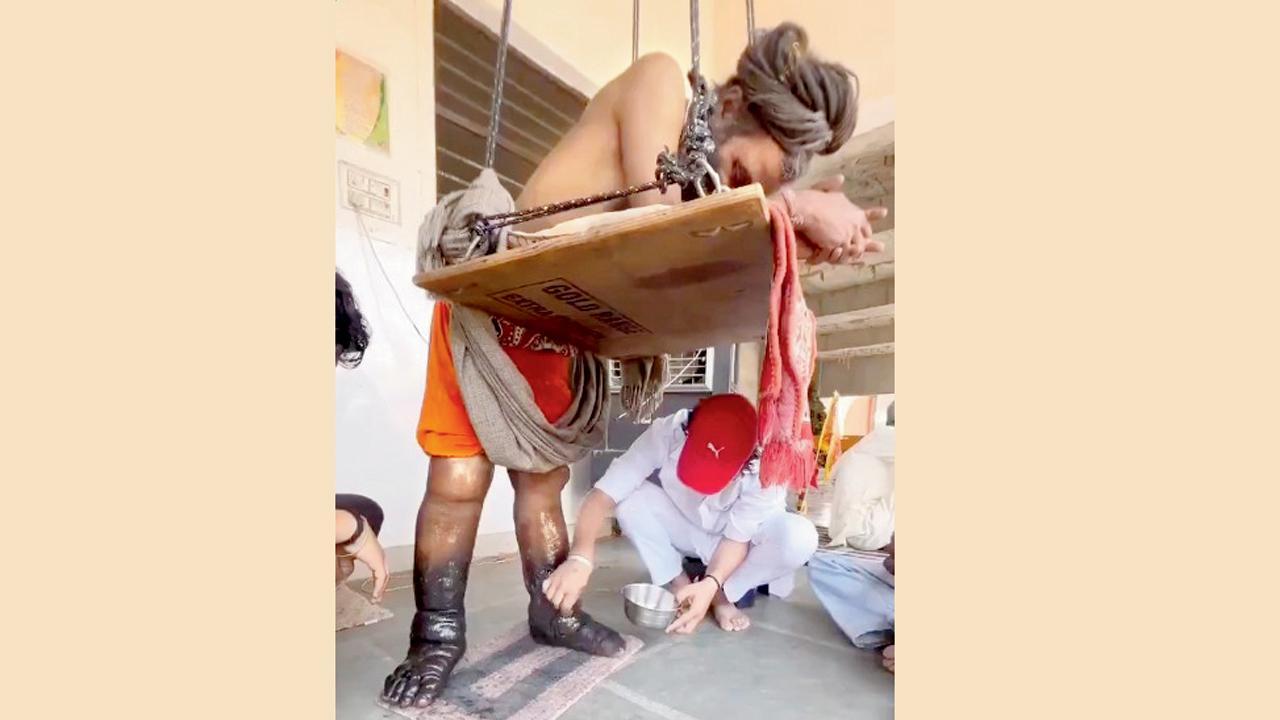 સતત ઊભા રહેવાને કારણે તેમના ઘૂંટણ પર સોજો આવી ગયો છે