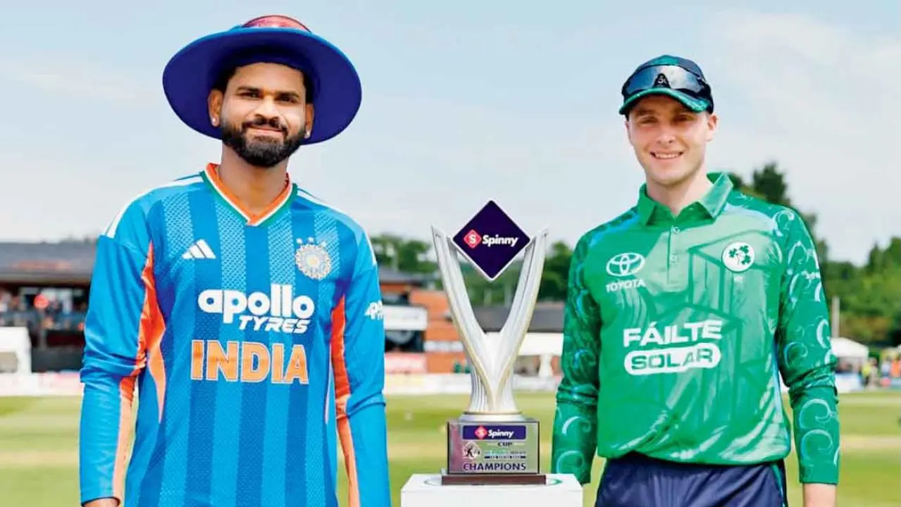 T20 સિરીઝની ટ્રોફી સાથે ભારતીય કૅપ્ટન શ્રેયસ ઐયર અને આયરલૅન્ડનો કૅપ્ટન લૉર્કન ટકર.