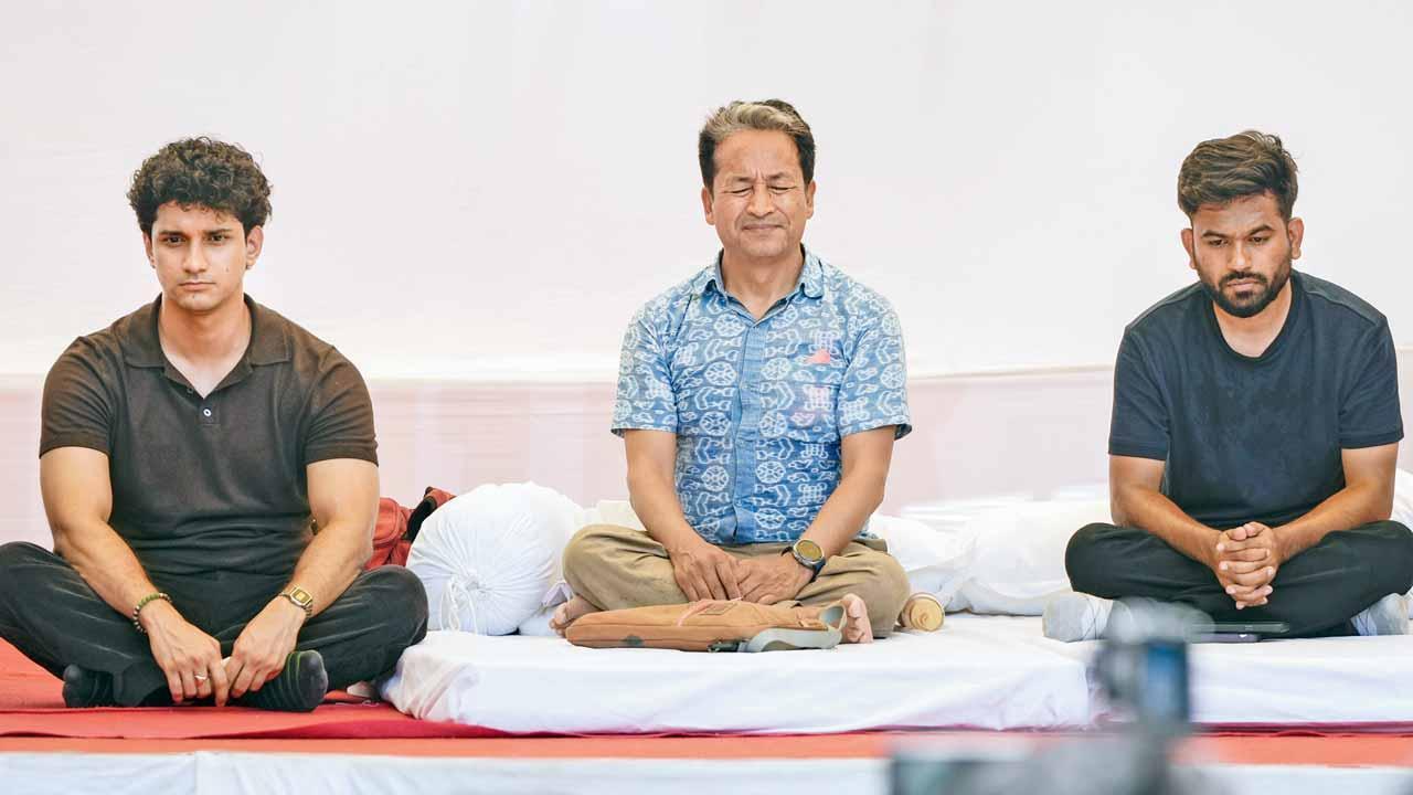 ગઈ કાલે દિલ્હીના જંતરમંતર ખાતે ધર્મેન્દ્ર પ્રધાનના રાજીનામાની માગણી સાથે જાણીતા સામાજિક કાર્યકર્તા સોનમ વાંગચુક, કૉક્રૉચ જનતા પાર્ટીના સ્થાપક અભિજિત દીપકે અને પાર્ટીના પ્રવક્તા સૌરવ દાસ વિરોધ-પ્રદર્શન કરતા જોવા મળ્યા હતા.