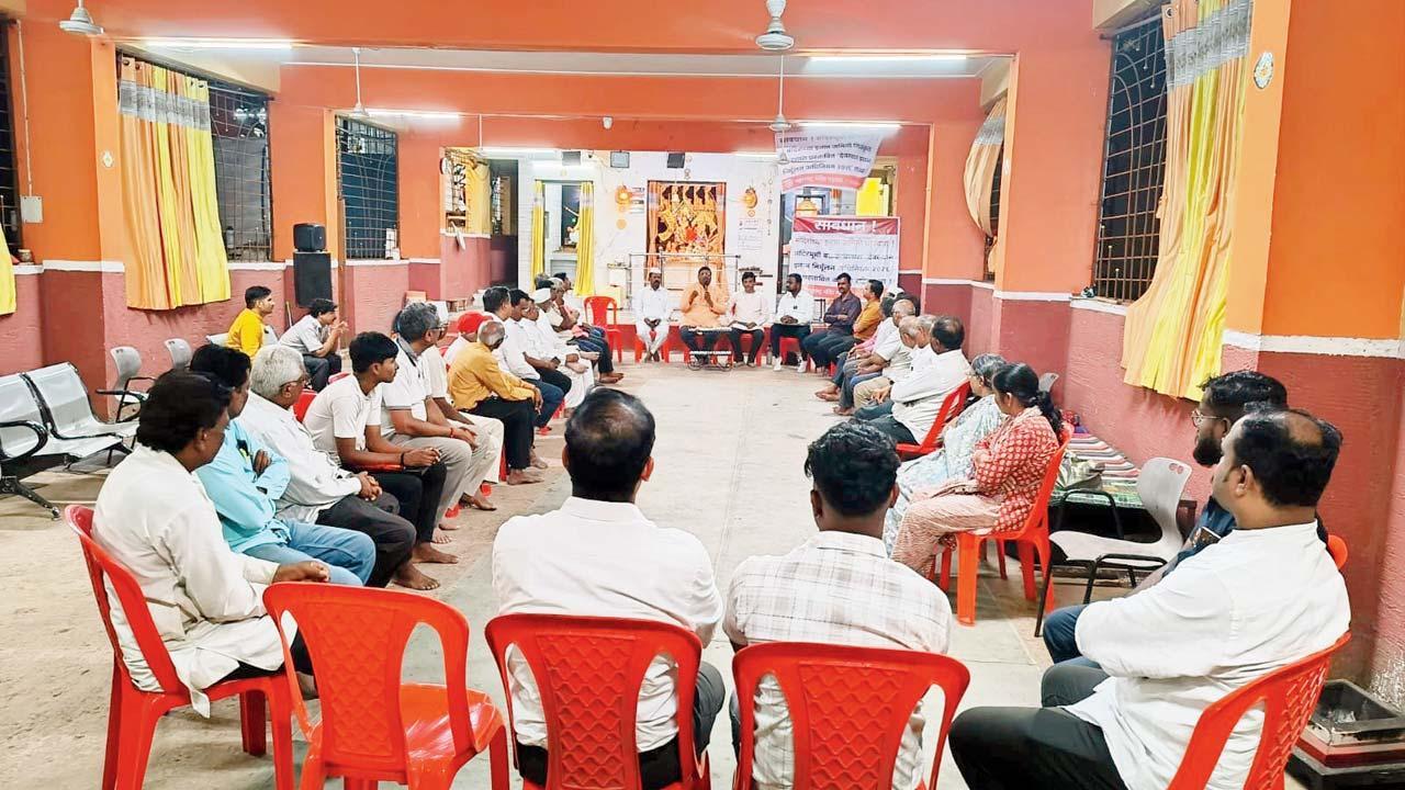 હડપસર ખાતે મંદિરના ટ્રસ્ટીઓની બેઠકમાં ઉપસ્થિત ટ્રસ્ટીઓ અને મહાનુભાવો.