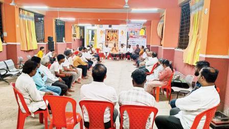 હડપસર ખાતે મંદિરના ટ્રસ્ટીઓની બેઠકમાં ઉપસ્થિત ટ્રસ્ટીઓ અને મહાનુભાવો.
