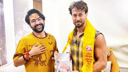 ટાઇગર શ્રોફ બાગેશ્વર બાબાના દરબારમાં