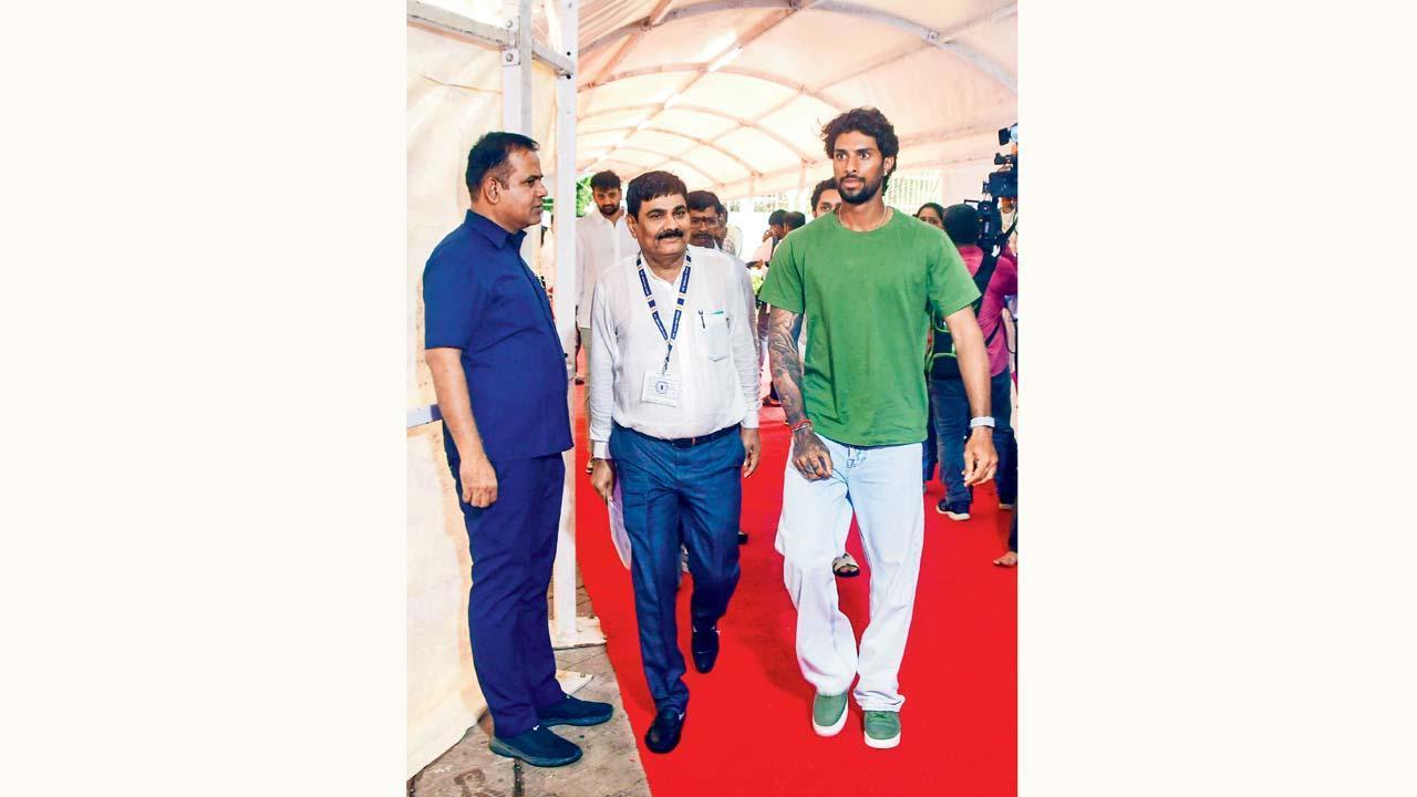 ભારતીય ક્રિકેટર તિલક વર્મા ગઈ કાલે મહારાષ્ટ્ર વિધાનસભાના ચોમાસુ સત્ર દરમ્યાન વિધાનભવનની મુલાકાતે આવ્યો હતો.