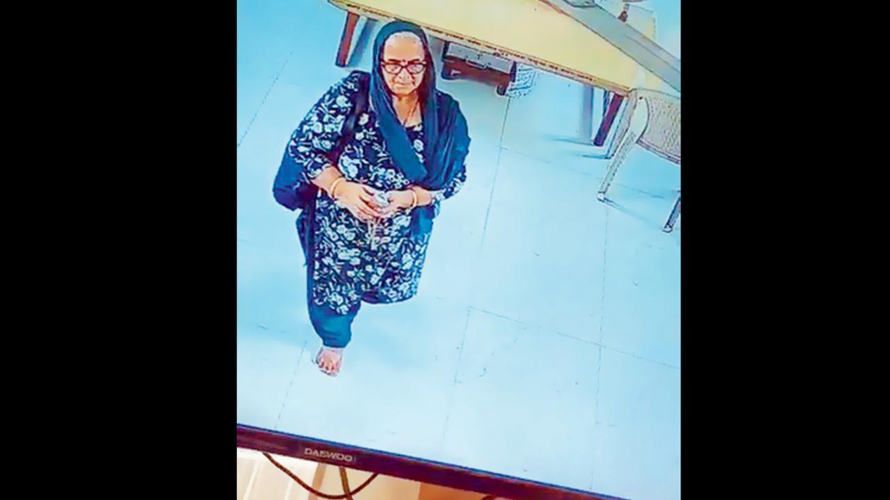 ચોરી કરતી વખતે CCTV કૅમેરામાં કેદ થયેલી આરોપી મહિલા રશ્મિ અડિયા