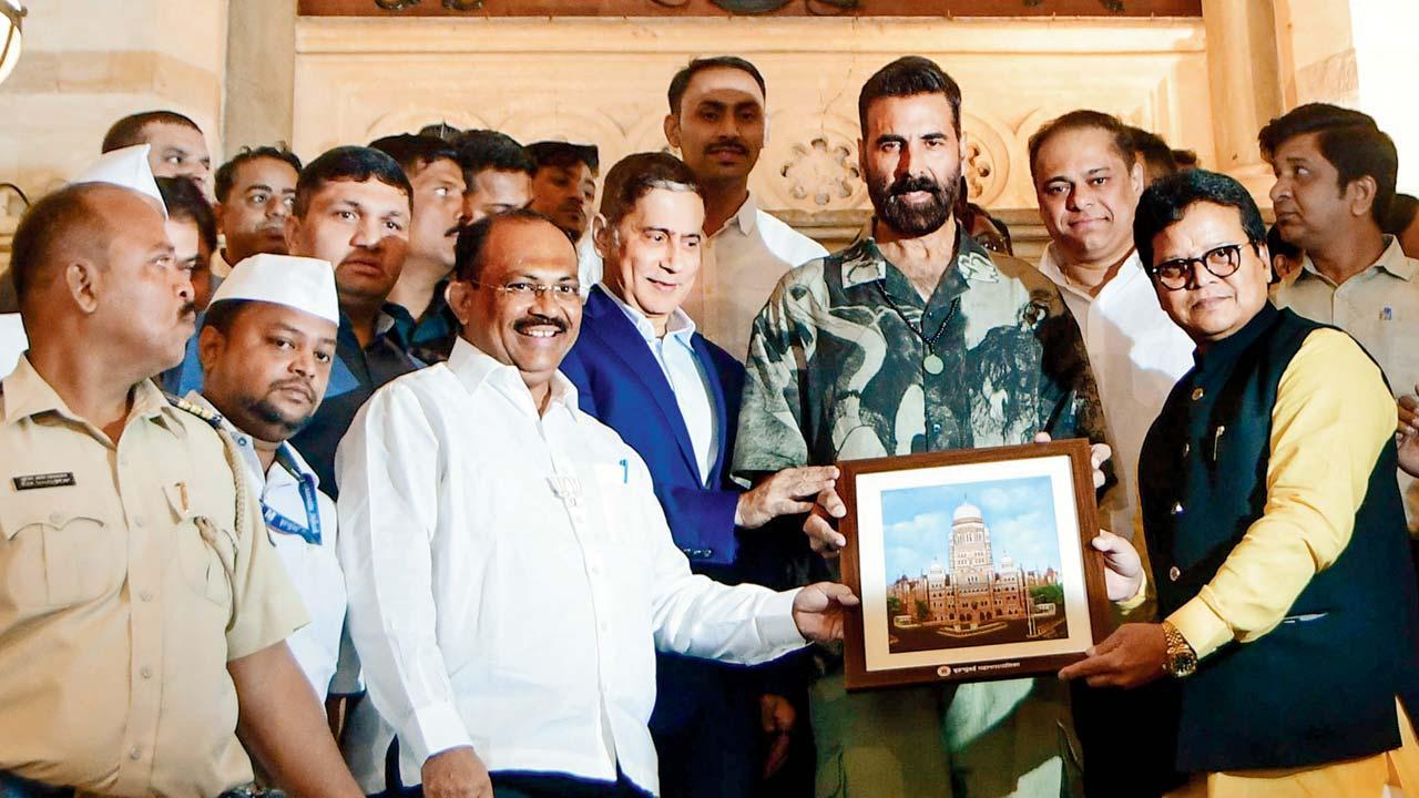 BMCના હેડક્વૉર્ટર ખાતે મુંબઈ ક્લીન લીગની શરૂઆતના પ્રસંગે અક્ષય કુમાર ઉપસ્થિત રહ્યો હતો.