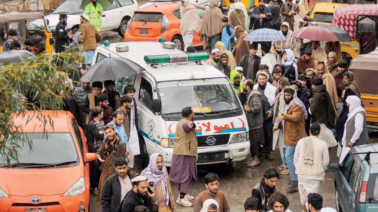 અસદાબાદમાં પાકિસ્તાની મોર્ટાર શેલને કારણે મૃત્યુ પામેલા નાગરિકના ફ્યુનરલમાં પ્રાર્થના કરી રહેલા પરિવારજનો.