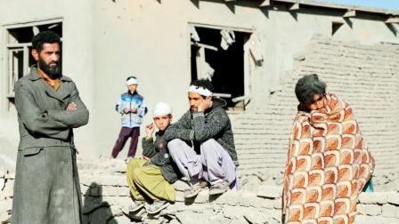 ગુરુવારની રાતે પાકિસ્તાને કરેલા હુમલામાં કાબુલનાં ક્ષતિગ્રસ્ત ઘરોની બહાર બેઠેલા લોકો