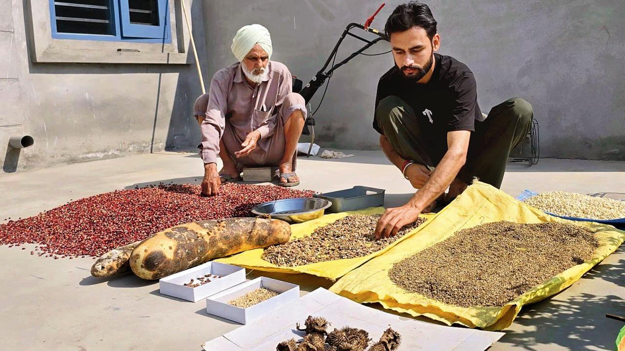 ૬૮ વર્ષના અમરજિત અને તેમનો ૨૪ વર્ષનો પૌત્ર રવિ ચૈના.