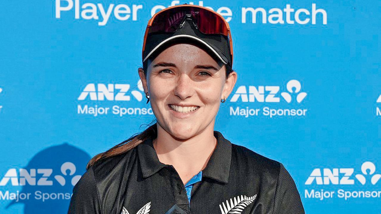 સોફી ડિવાઇને ચાર ઓવરમાં માત્ર ૧૨ રન આપીને ૪ વિકેટ લીધી