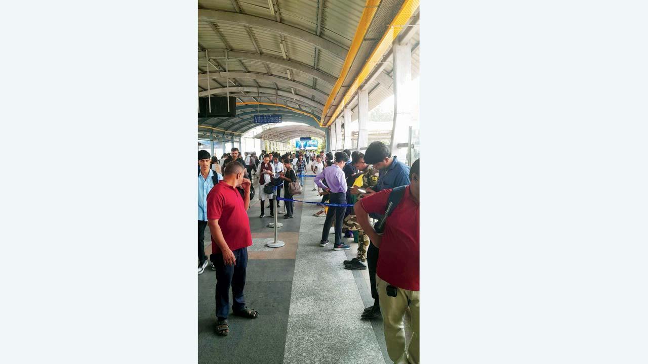 અંધેરી રેલવે-સ્ટેશનના બ્રિજ પર કરવામાં આવેલી કાર્યવાહી.