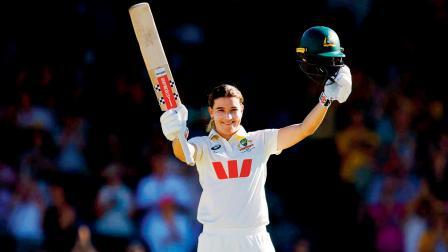 ઍનાબેલ સધરલૅન્ડે ૧૭૧ બૉલમાં ૧૭ ફોરની મદદથી ૧૨૯ રન ફટકાર્યા હતા, પહેલી ઇનિંગ્સમાં ૪ વિકેટ લીધા બાદ તેણે બીજી ઇનિંગ્સમાં બે વિકેટ પણ લીધી હતી.