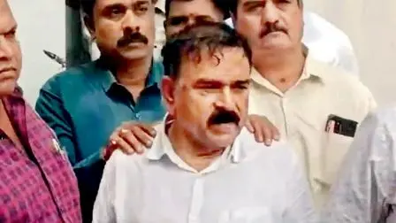 અશોક ખરાતને તપાસ માટે લઈ જઈ રહેલા SITના ઑફિસરો