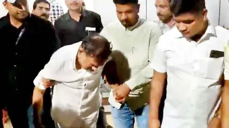 પોલીસની પકડમાં અશોક ખરાત.