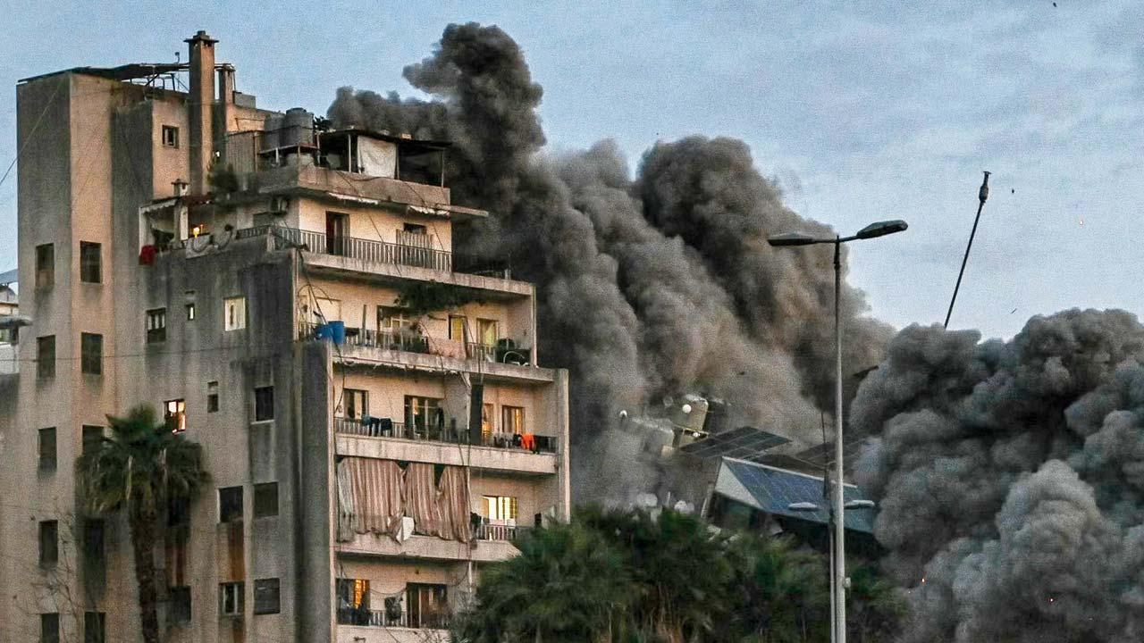  બિલ્ડિંગ પત્તાંના મહેલની જેમ ખડી પડ્યું હતું.