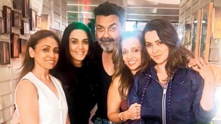 મિત્રો સાથે પ્રીતિ ઝિન્ટા અને બૉબી દેઓલનું મસ્તીભર્યું આઉટિંગ