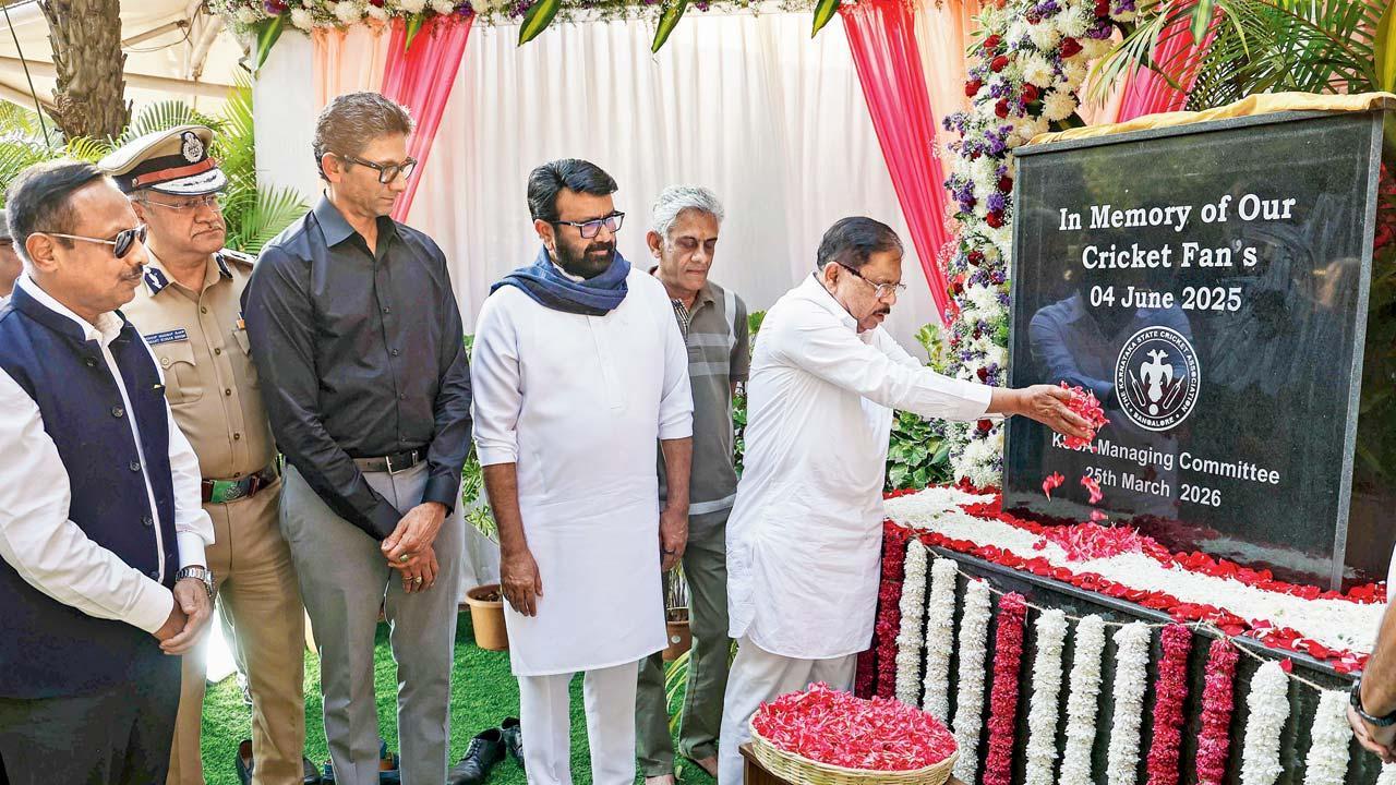 કર્ણાટક સ્ટેટ ક્રિકેટ અસોસિએશનના વેન્કટેશ પ્રસાદ સહિત અન્ય લોકો સ્મારકના અનાવરણમાં હાજર રહ્યા હતા.