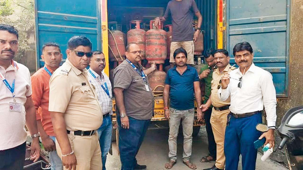 ભિવંડીમાંથી જપ્ત કરવામાં આવેલાં સિલિન્ડર સાથે રૅશનિંગ અધિકારીઓ.